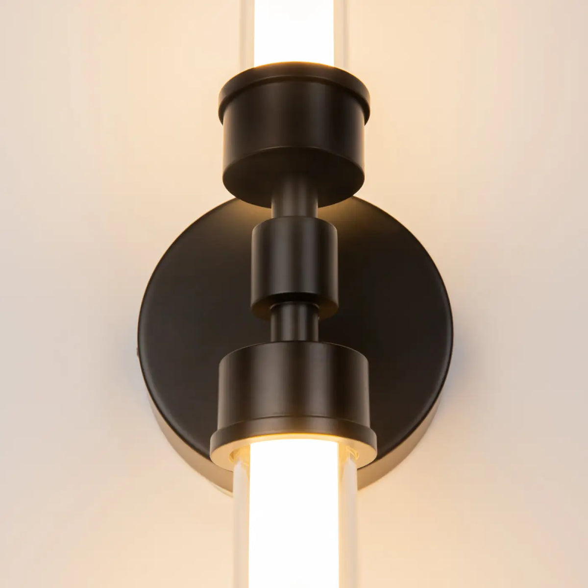 Applique murale LED verticale installée près d'une tête de lit