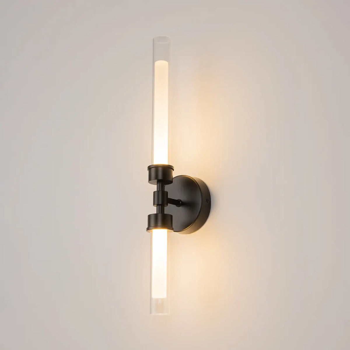 Applique murale LED finition dorée dans un couloir élégant