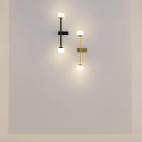 Applique murale ronde dorée Anouk avec cercle lumineux LED sur tige fine