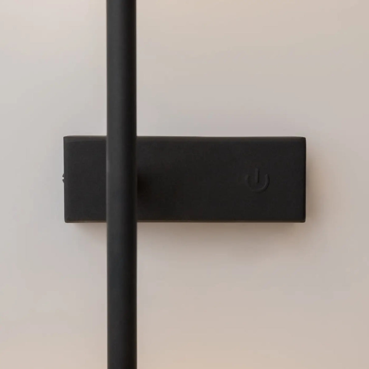 Applique murale ronde Anouk installée au-dessus d'une console d'entrée, vue 10
