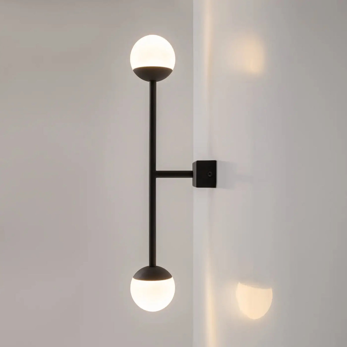 Applique murale ronde dorée Anouk avec cercle lumineux LED sur tige fine, vue 7