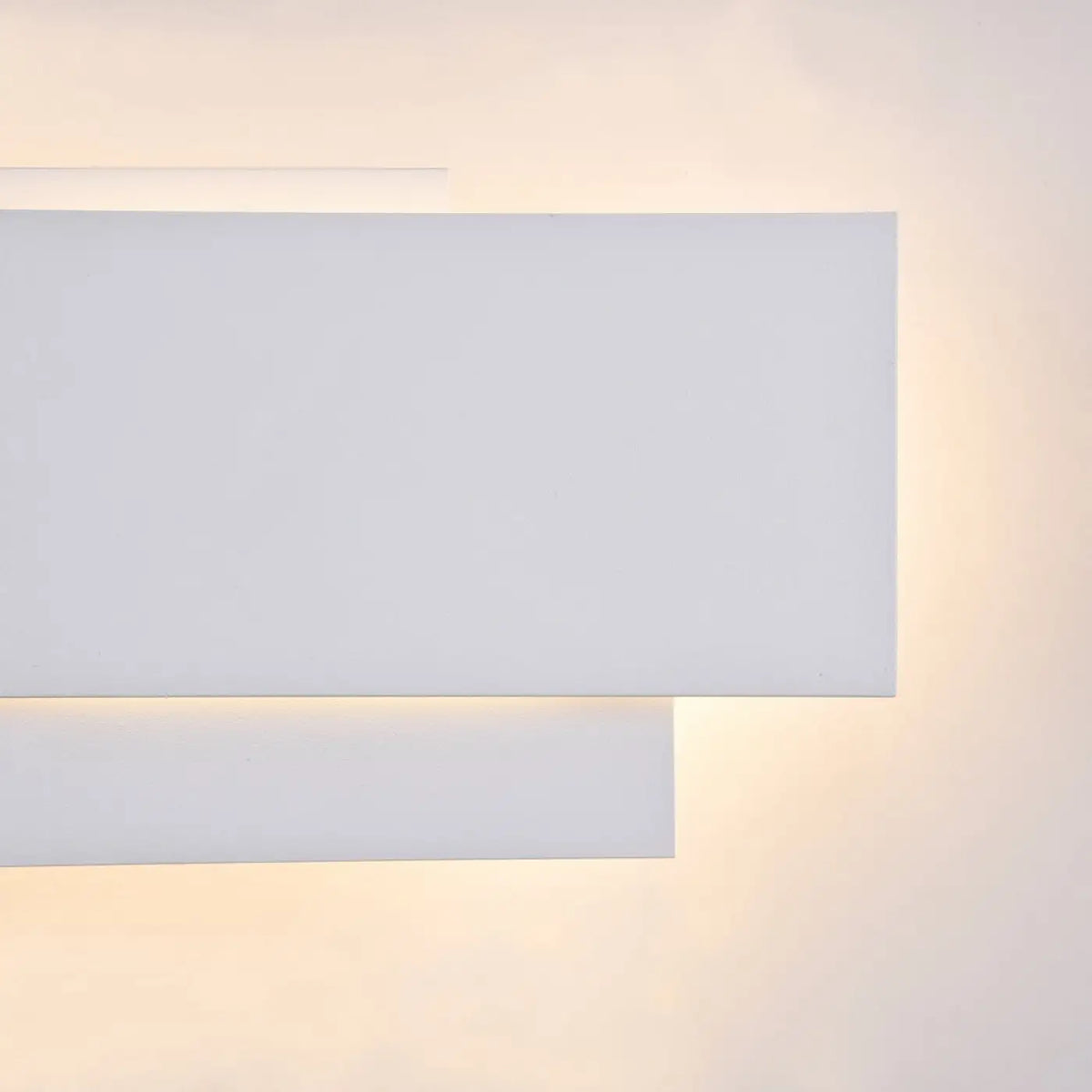 Applique murale LED Trame installée au-dessus d'un canapé moderne