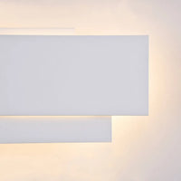 Applique murale LED Trame installée au-dessus d'un canapé moderne
