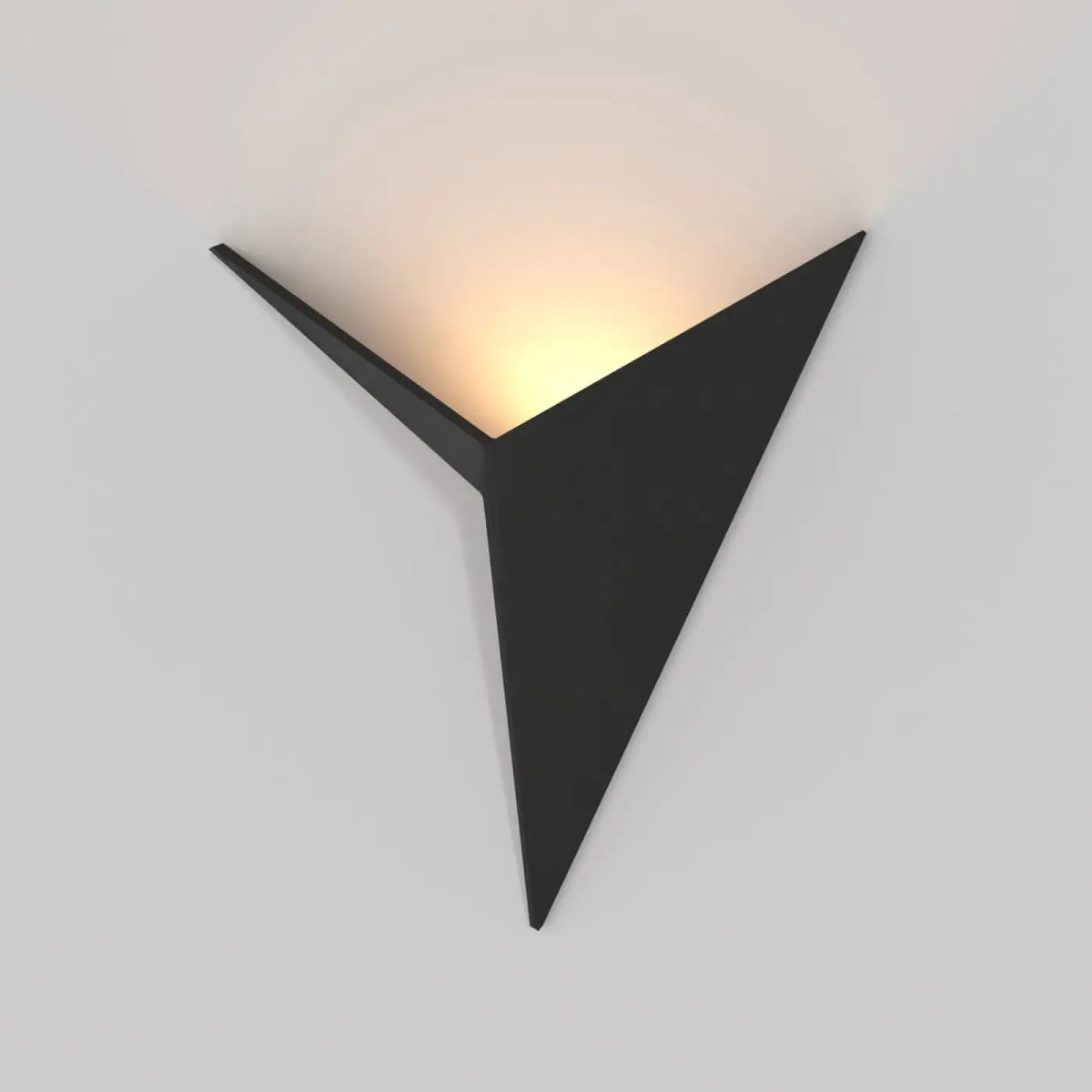 Applique murale origami en acier noir sculptant la lumière au mur