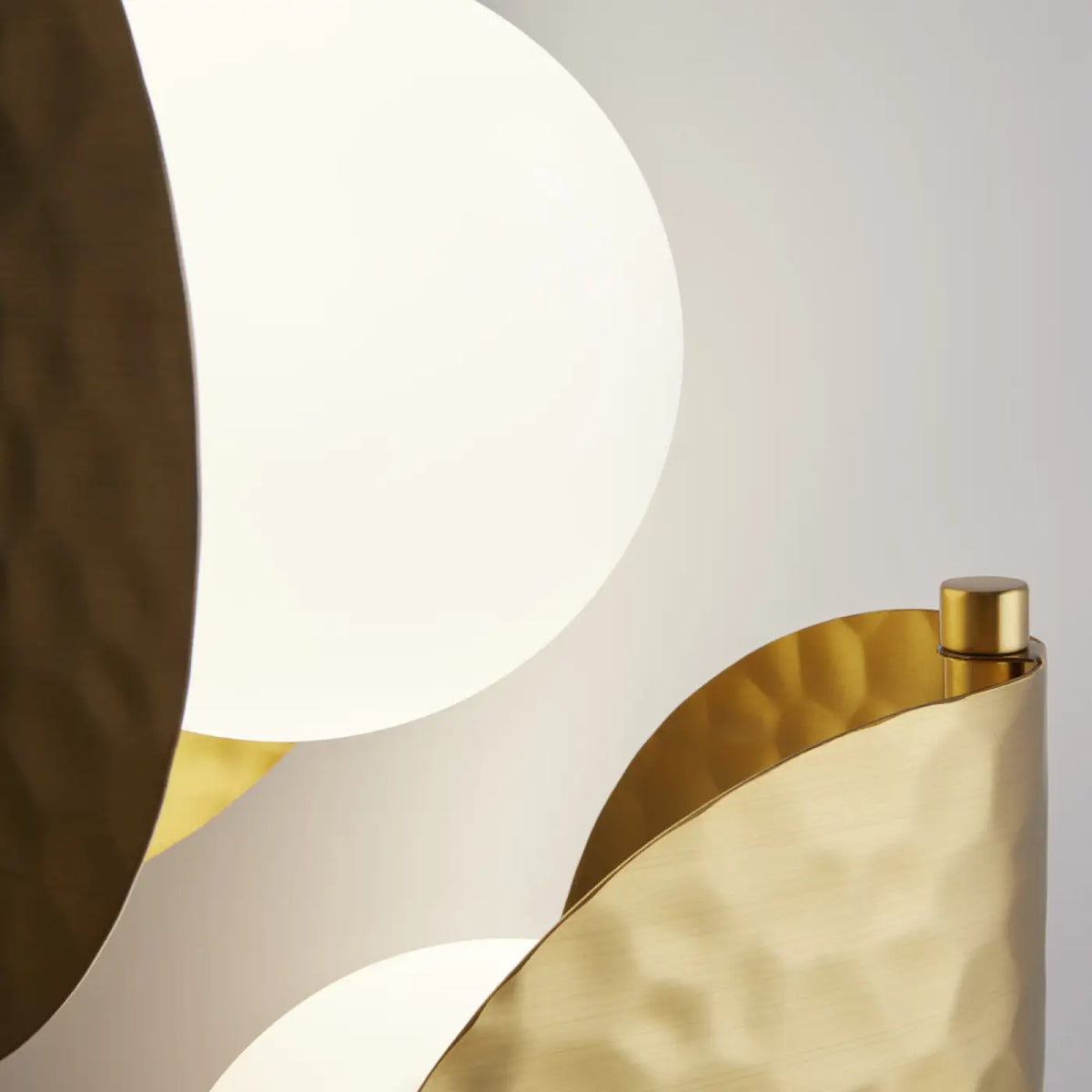 Applique murale feuille dorée diffusant une lumière chaude et dorée
