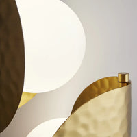 Applique murale feuille dorée diffusant une lumière chaude et dorée