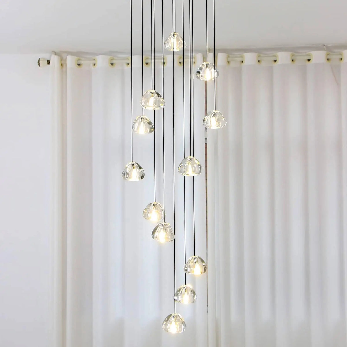 Lustre Cascade LED Noir en Cristal pour Escalier
