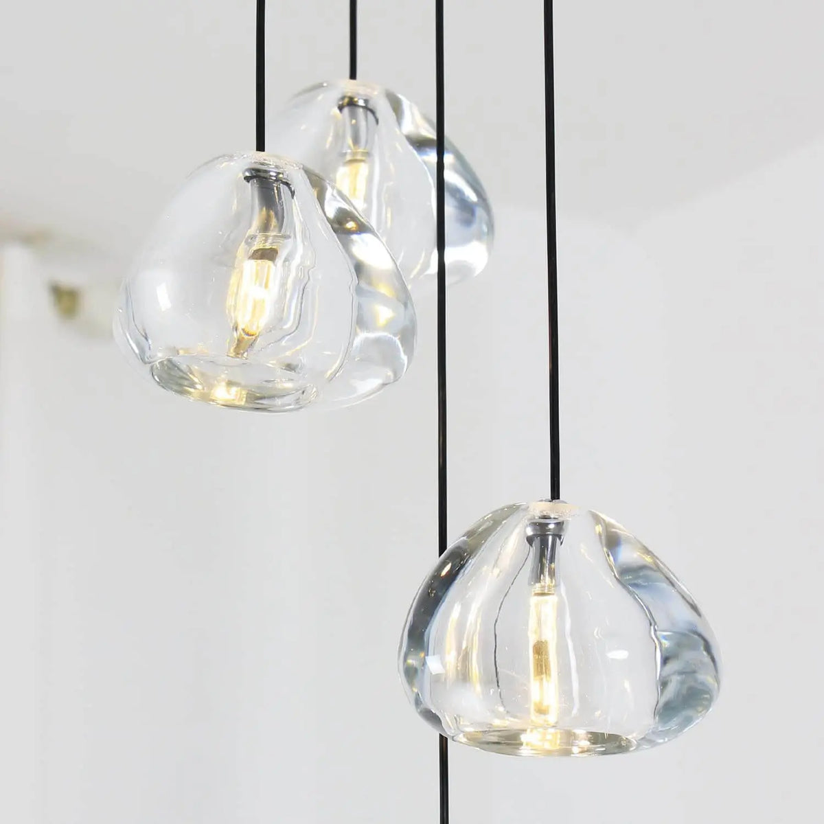 Lustre Cascade LED Noir en Cristal pour Escalier