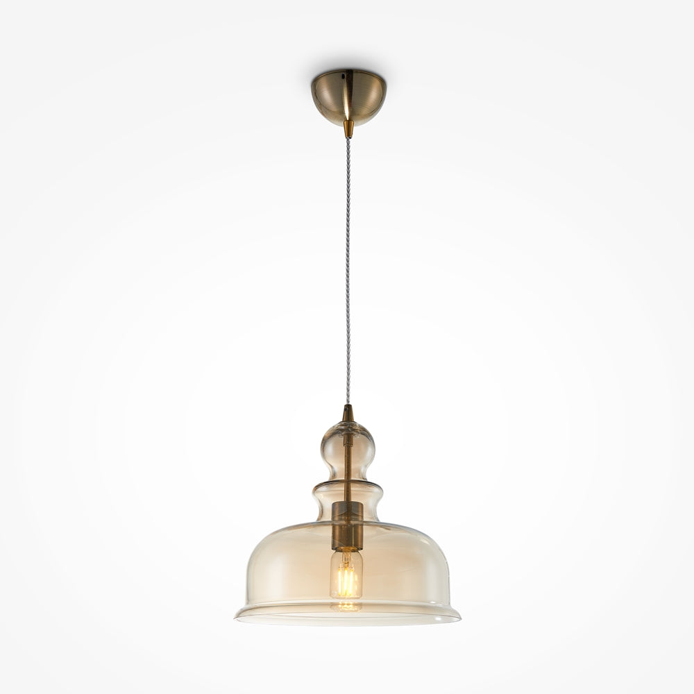 Suspension globe ambré en verre vieilli au-dessus d'une table en bois