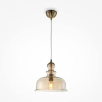 Suspension globe ambré en verre vieilli au-dessus d'une table en bois