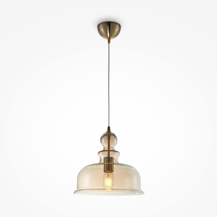Suspension globe ambré en verre vieilli au-dessus d'une table en bois