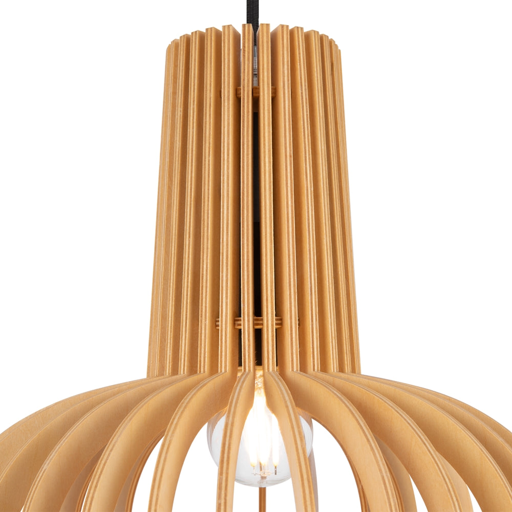 Suspension en bois beige suspendue au dessus d'une table à manger