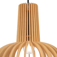 Suspension en bois beige suspendue au dessus d'une table à manger
