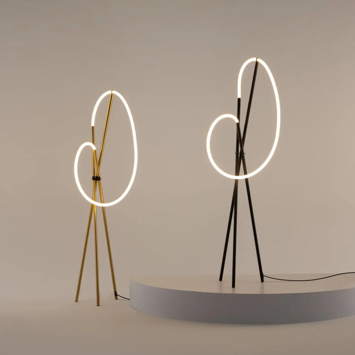 Lampadaire trépied en aluminium noir avec diffuseur silicone tressé