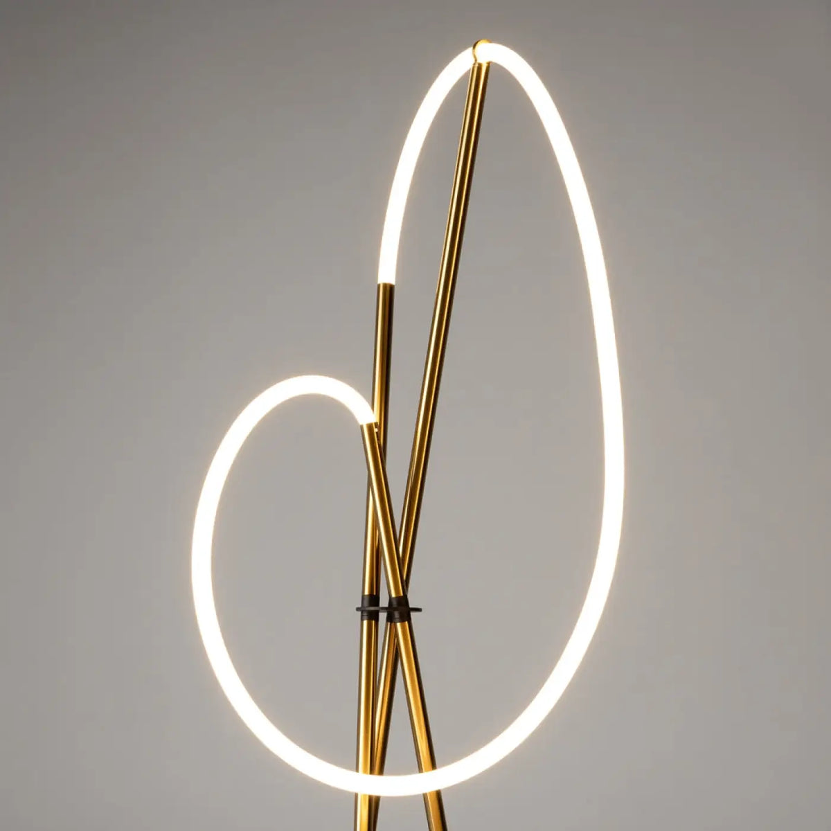 Lampadaire trépied doré éclairant un salon contemporain le soir, vue 8