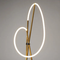 Lampadaire trépied doré éclairant un salon contemporain le soir, vue 8