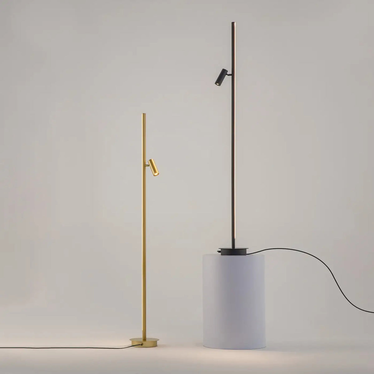 Lampadaire LED ultra-fin doré éclairant un angle de chambre