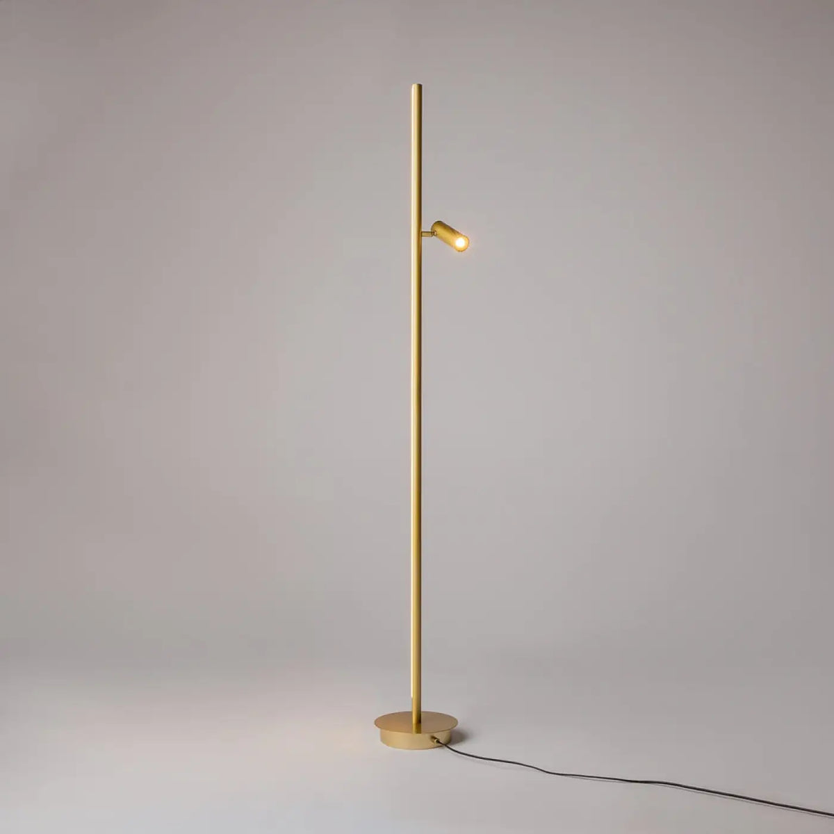 Lampadaire LED ultra-fin près d'un canapé pour lumière d'ambiance, vue 10