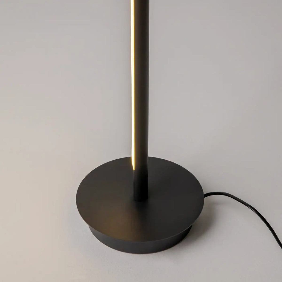 Lampadaire LED ultra-fin en aluminium noir dans un salon moderne, vue 7