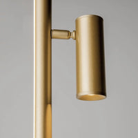 Lampadaire LED ultra-fin doré dans une entrée minimaliste