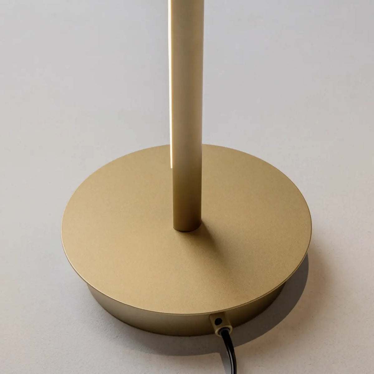 Lampadaire LED ultra-fin doré éclairant un angle de chambre, vue 8
