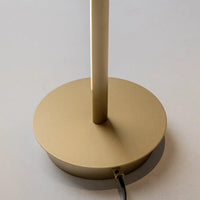 Lampadaire LED ultra-fin doré éclairant un angle de chambre, vue 8