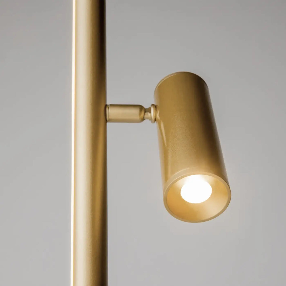 Lampadaire LED ultra-fin près d'un canapé pour lumière d'ambiance