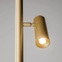 Lampadaire LED ultra-fin près d'un canapé pour lumière d'ambiance