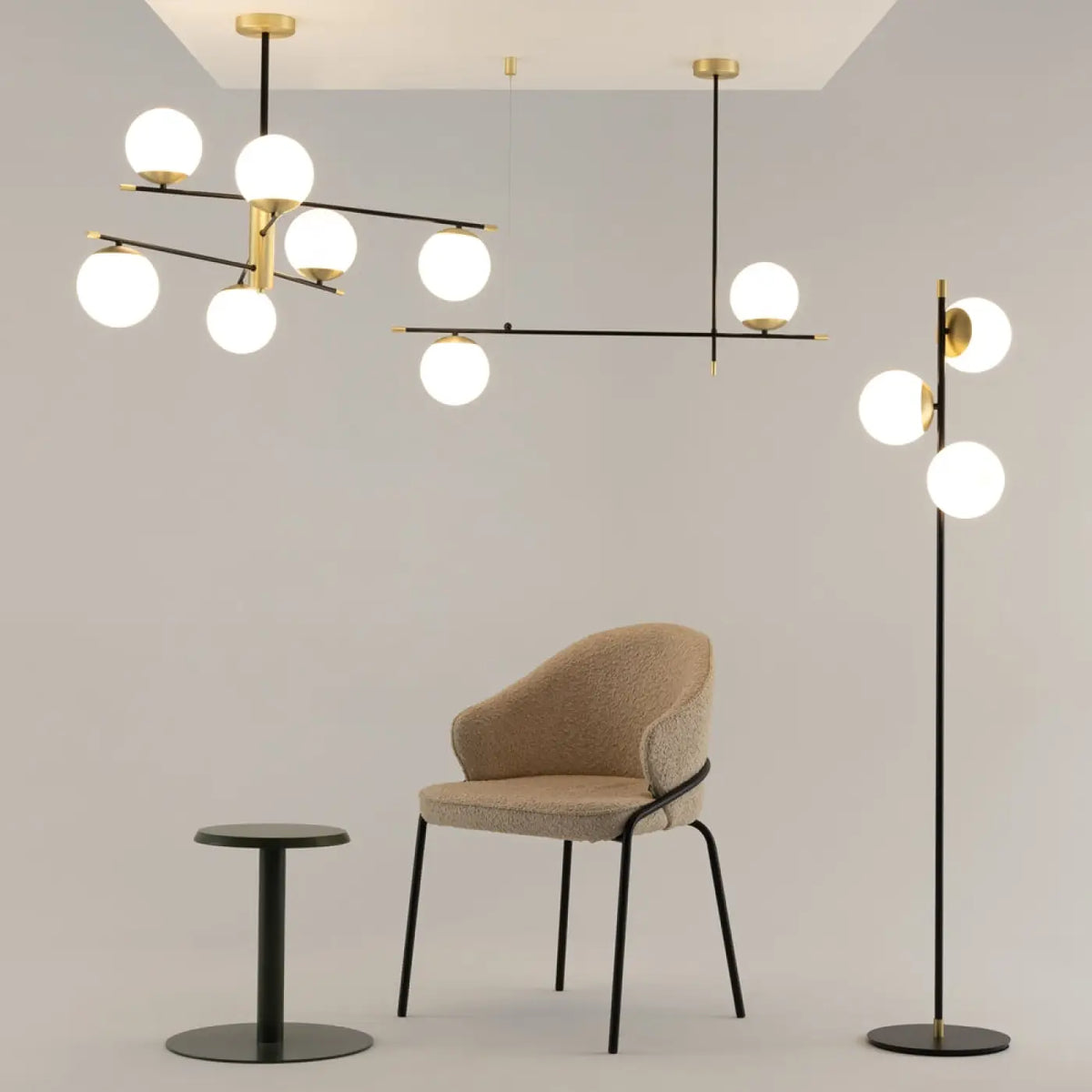 Lampadaire trois globes opalins avec structure noire et détails dorés