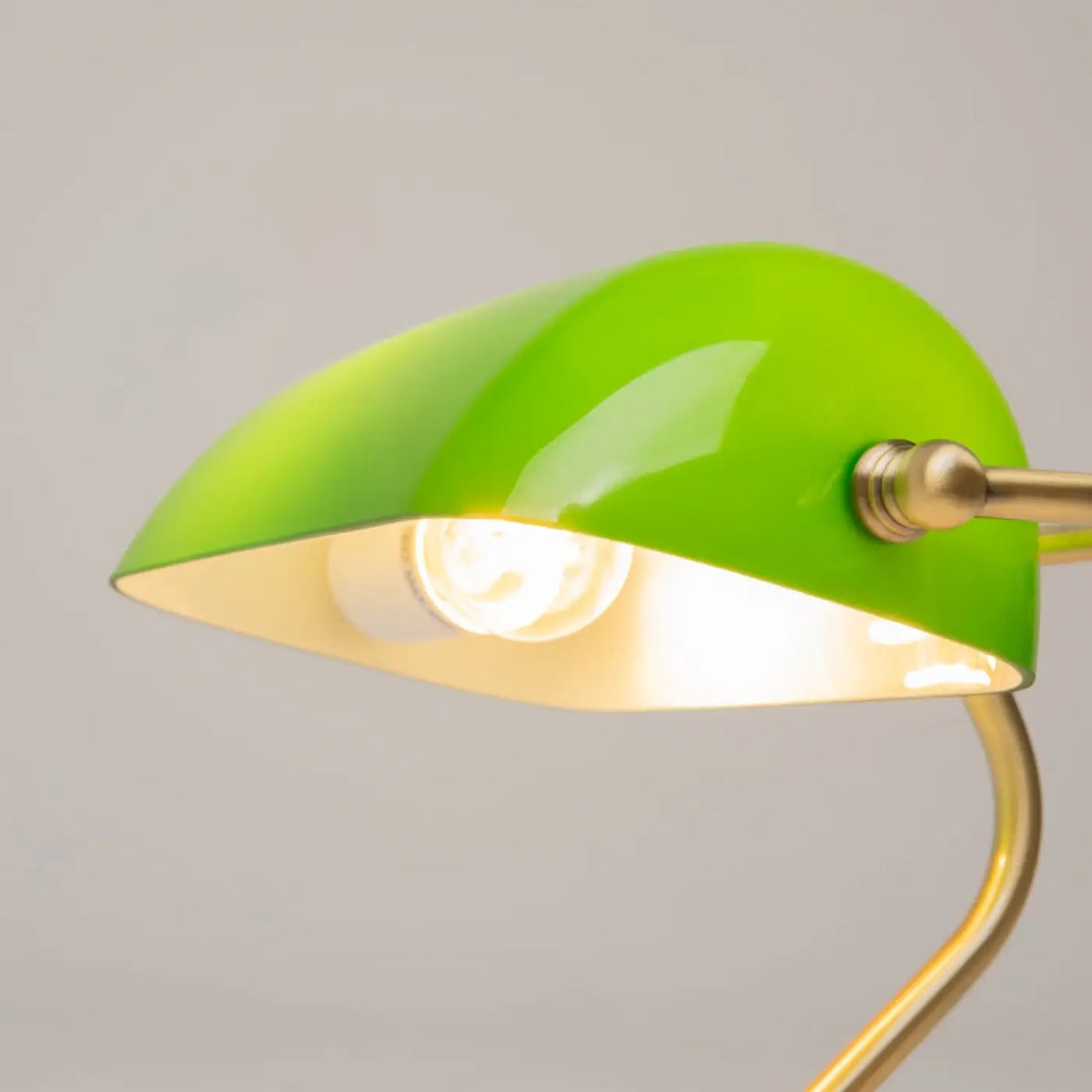 Détail du pied en acier de la lampe de chevet vintage Kiwi