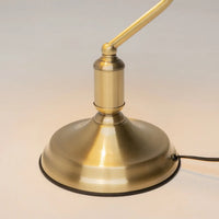 Lampe de chevet vintage posée sur un bureau en bois foncé