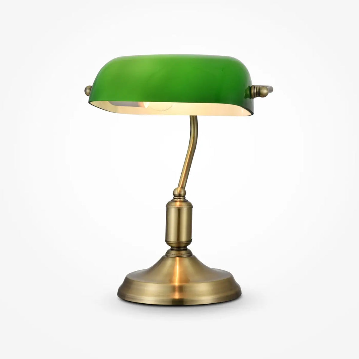 Lampe de chevet vintage installée dans une bibliothèque classique