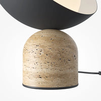 Lampe de chevet en pierre Maël diffusant une lumière chaude le soir