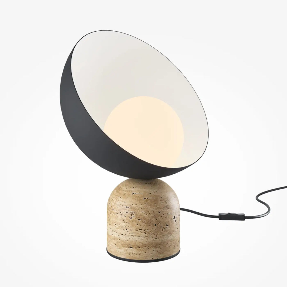 Lampe de chevet en pierre Maël posée sur une table de nuit en bois