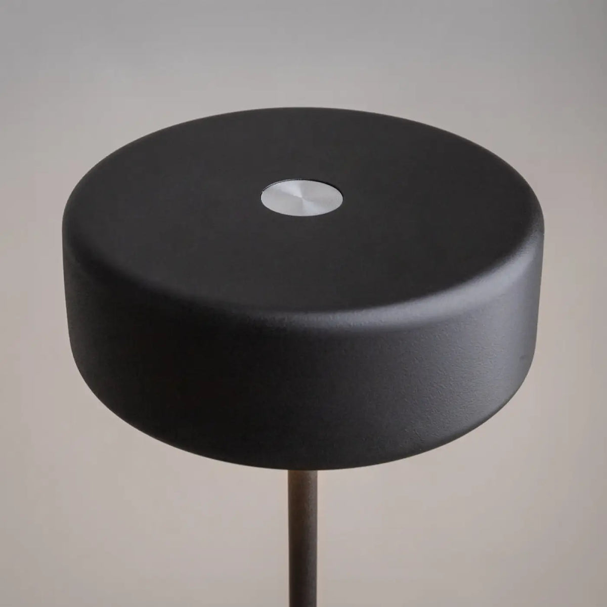 Lampe de chevet rechargeable allumée diffusant une lumière tamisée