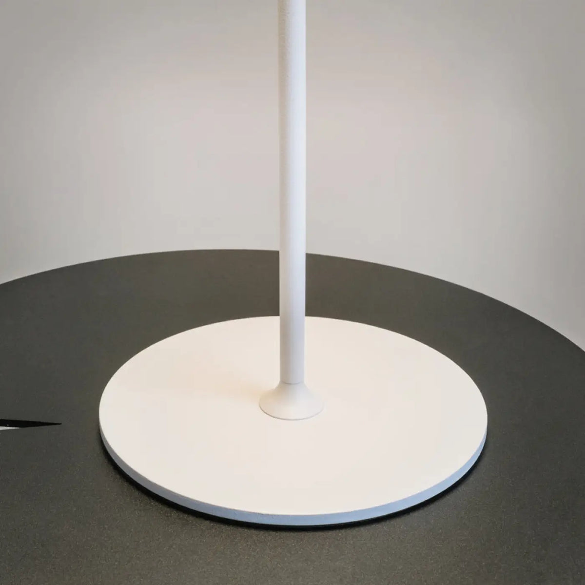 Lampe de chevet rechargeable dorée posée sur une console d'entrée, vue 14