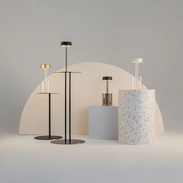 Lampe de chevet rechargeable dorée posée sur une console d'entrée