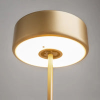 Lampe de chevet rechargeable blanche dans une chambre scandinave