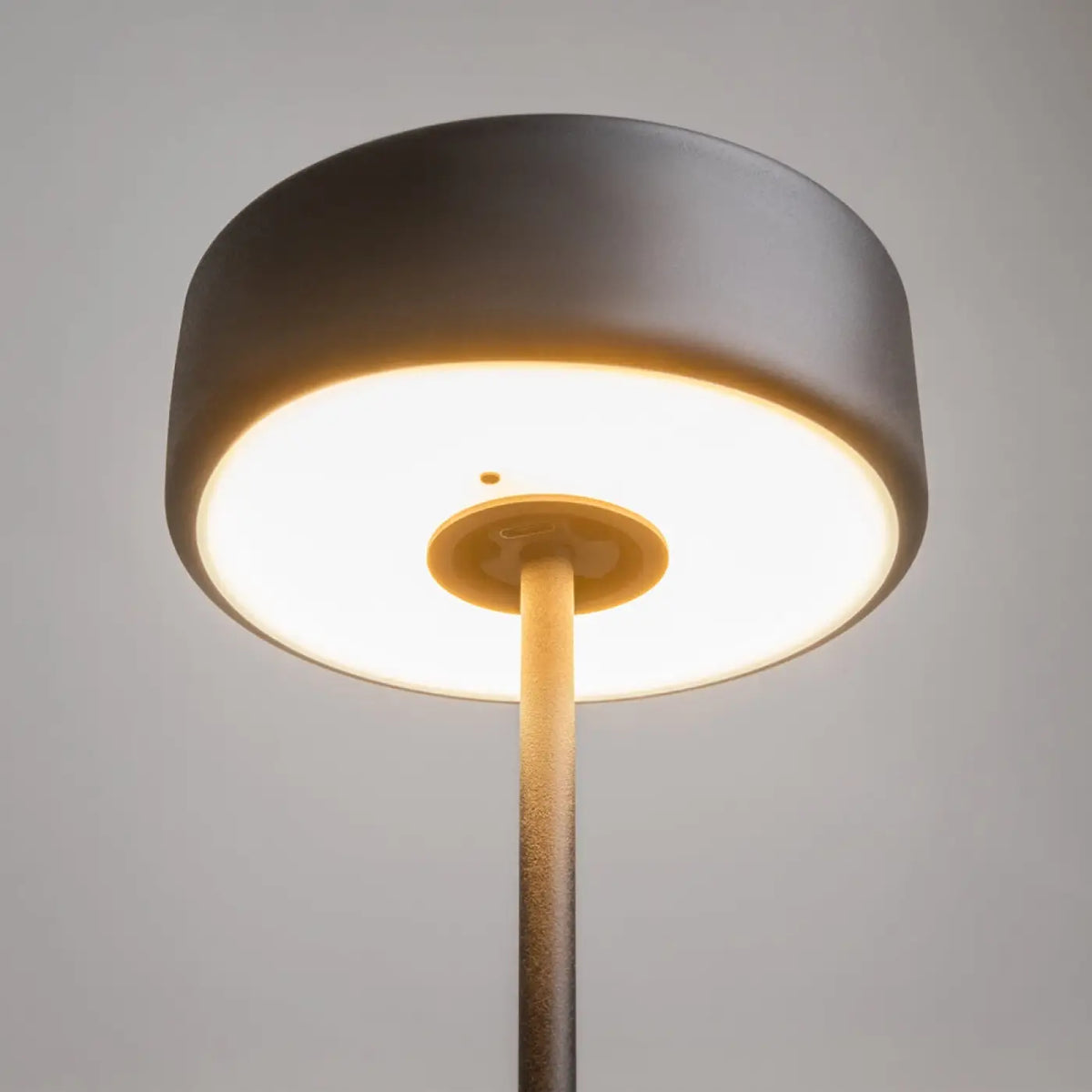 Détail de l'abat-jour circulaire de la lampe de chevet rechargeable