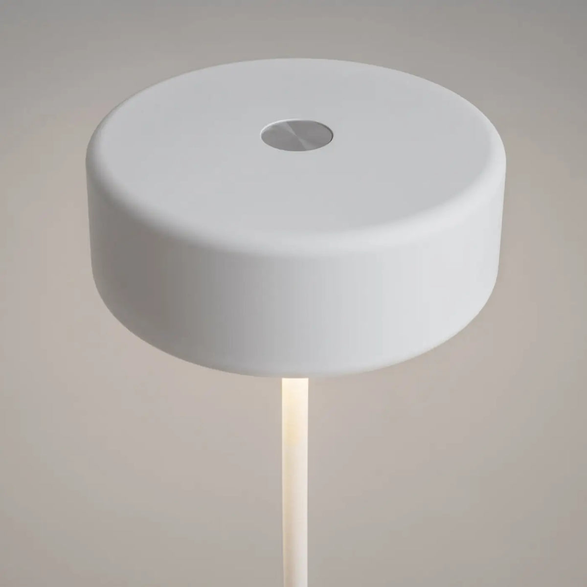 Lampe de chevet rechargeable dorée posée sur une console d'entrée, vue 8