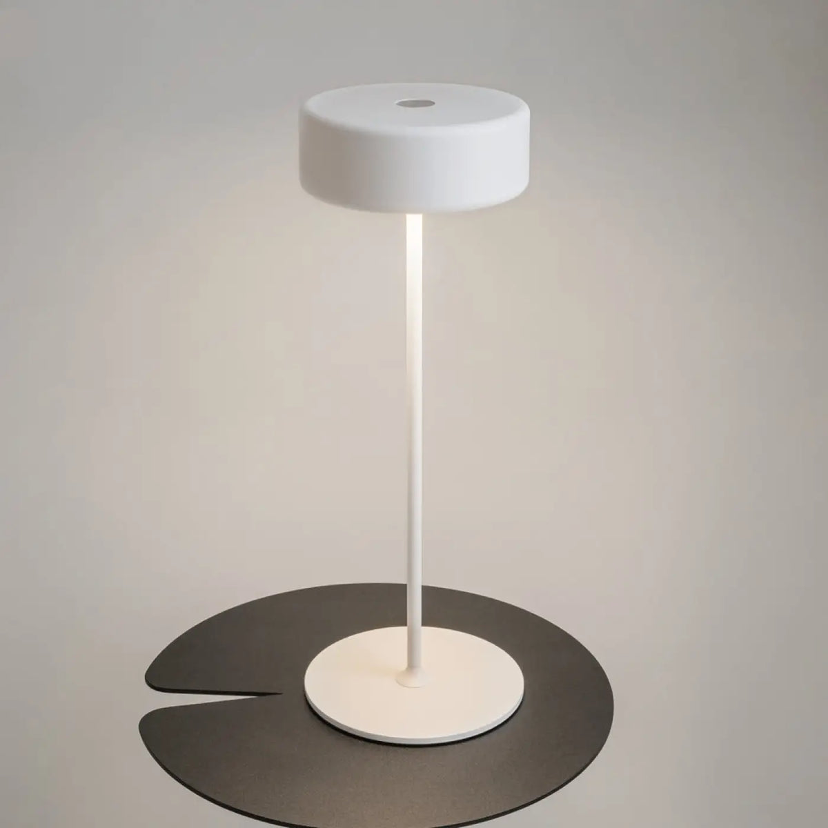 Lampe de chevet rechargeable en aluminium finition noire sur table