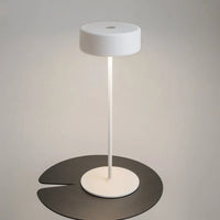 Lampe de chevet rechargeable en aluminium finition noire sur table