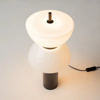Détail du socle en marbre et globe opalin de la lampe