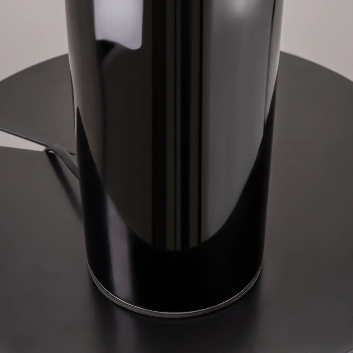 Lampe de chevet céramique Memory noire sur table de nuit moderne, vue 7