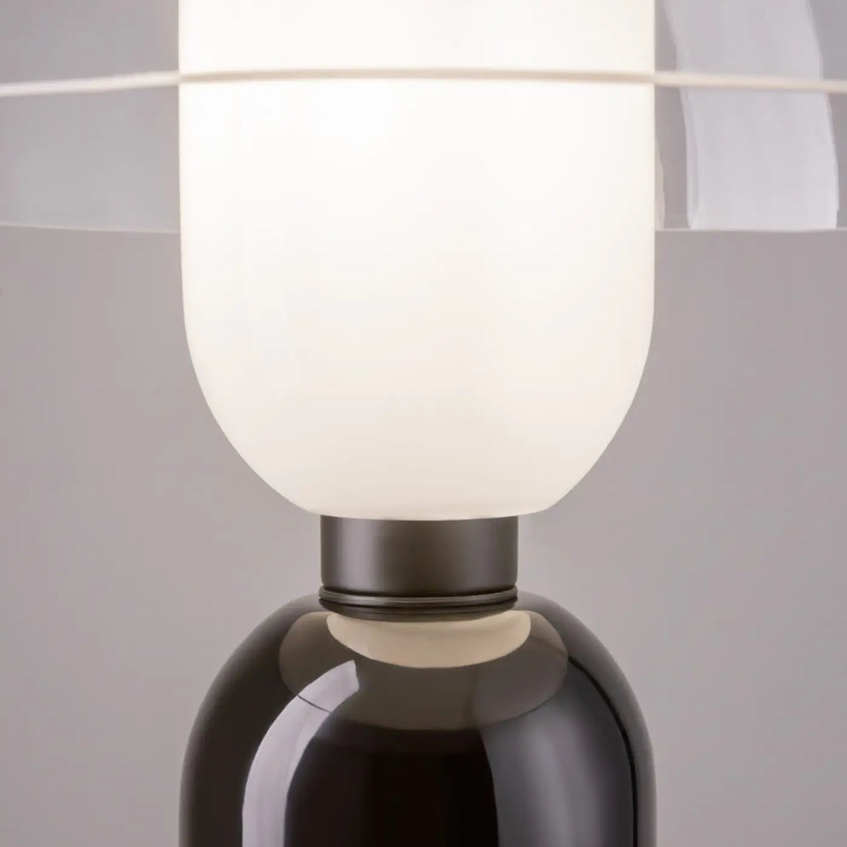 Détail du pied de la lampe de chevet céramique artisanale