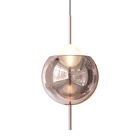 Lampe suspendue en verre rose pastel illuminant une entrée contemporaine, vue 24