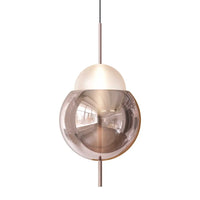 Lampe suspendue en verre finition argentée au-dessus d'une table à manger, vue 21