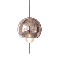 Lampe suspendue en verre finition argentée au-dessus d'une table à manger, vue 15