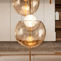 Lampe suspendue en verre rose pastel illuminant une entrée contemporaine