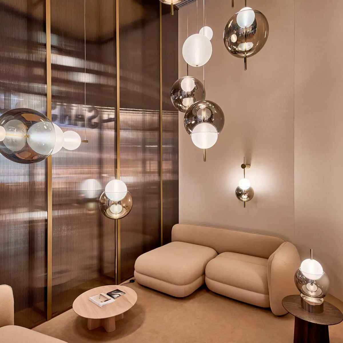 Détail de la sphère en verre sablé de la lampe suspendue en verre Lira